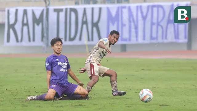 Pemain Bali United, Ramdani Lestaluhu (kanan), berebut bola dengan pemain Persita Tangerang, Sin Young-bae, pada laga pekan ke-34 BRI Liga 1 2023/2024 di Stadion Indomilk Arena, Tangerang, Selasa (30/4/2024). (Bola.com/M Iqbal Ichsan)
