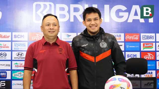 Ricky Nelson (kiri) dan Witan Sulaeman saat hadir sesi pre match press conference laga Persija Jakarta melawan Bali United di Jakarta International Stadium pada Jumat (09/05/2025). (Bola.com/Abdul Aziz)