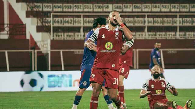 Ekspresi sedih winger Barito Putera, Murilo Mendes saat gagal memanfaatkan peluang di depan gawang Arema FC dalam laga pekan ke-27 BRI Liga 1 2024/2025 di Stadion Gelora Supriyadi, Blitar, Kamis (13/3//2025). (Bola.com/Iwan Setiawan)