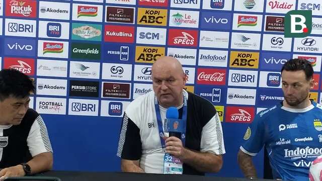 Pelatih Persib Bandung, Bojan Hodak (tengah), berbicara kepada awak media seusai pertandingan melawan Barito Putera pada pekan 32 BRI Liga 1 2024/2025 di Stadion Gelora Bandung Lautan Api, Jumat (9/5/2025) malam WIB.