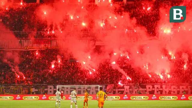 Puluhan ribu Bonek menyalakan flare saat Persebaya Surabaya menghadapi Persibo Bojonegoro pada anniversary game menyambut hari ulang tahun Persebaya. (Bola.com/Aditya Wany)