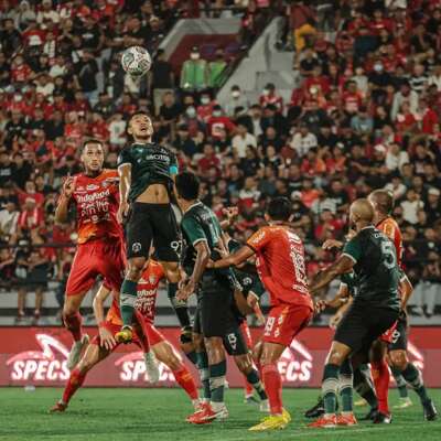 Penyerang Persikabo 1973, Dimas Drajad (hijau), berduel di udara dengan bek tengah Bali United, William Pacheco, dalam laga peka ke-11 BRI Liga 1 2022/2023, Jumat (30/9/2022) di Stadion Kapten I Wayan Dipta, Gianyar. (Dok. Bali United)