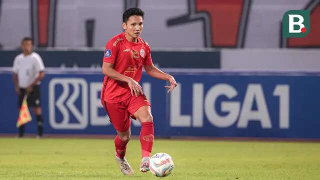 Pemain Persija Jakarta, Syahrian Abimanyu menggiring bola saat laga lanjutan BRI Liga 1 2023/2024 antara Persija Jakarta melawan Barito Putera di Stadion Patriot Candrabhaga, Bekasi, Sabtu (07/10/2023). (Bola.com/Bagaskara Lazuardi)