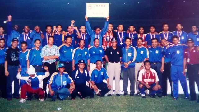 PSIS Semarang saat merayakan titel juara Liga Indonesia 1999. Pada partai final di Stadion Klabat, Manado, 9 April 1999, PSIS menang 1-0 atas Persebaya Surabaya. (Dok. Twitter PSIS LEGENDs)
