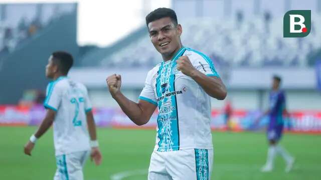 Pemain PSBS Biak, Alexandro Santos, melakukan selebrasi setelah mencetak gol ke gawang Persita Tangerang pada laga BRI Liga 1 di Stadion Indomilk Arena, Sabtu (3/5/2025) petang WIB. (Bola.com/M Iqbal Ichsan)