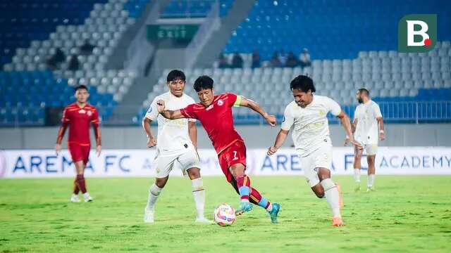 Arema FC menjalani laga simulasi di Stadion Kanjuruhan, Kabupaten Malang, Kamis (8/5/2025). Arema FC menghadapi tim yang diperkuat mantan pemain-pemain Singo Edan, Arema All Stars. (Bola.com/Iwan Setiawan)
