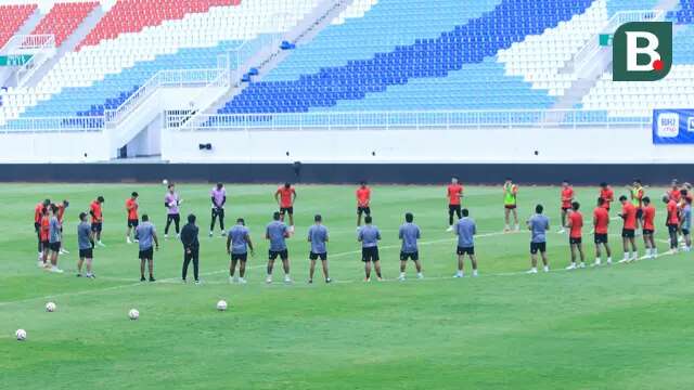 Tim Persik memanjatkan doa bagi korban tragedi Kanjuruhan sebelum latihan resmi menghadapi Arema FC. (Bola.com/Gatot Sumitro)