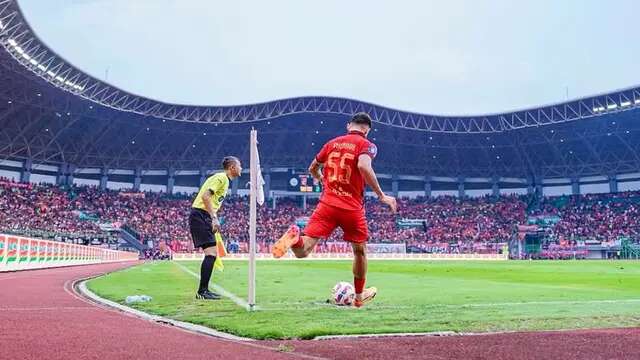 Bek kiri Persija Jakarta, Pablo Andrade mengambil tendangan bebas saat menjalani laga melawan Persib Bandung di Stadion Patriot Candrabhaga Bekasi, Minggu (16/2/2025). (Instagram/pablloandrade15)