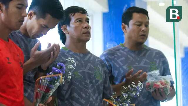 Tim Persik memanjatkan doa bagi korban tragedi Kanjuruhan sebelum latihan resmi menghadapi Arema FC. (Bola.com/Gatot Sumitro)