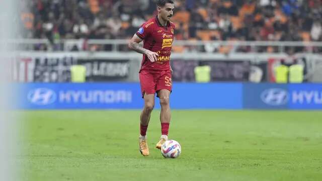 Bek kiri Persija Jakarta, Pablo Andrade dalam laga melawan Bali United di Jakarta International Stadium (JIS), Sabtu (10/5/2025). (Dok. Persija).