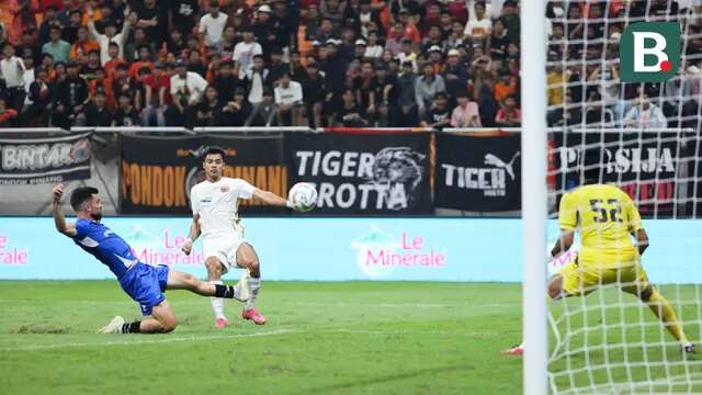 Pemain Persija Jakarta, Aji Kusuma (tengah) melepaskan tendangan yang berusaha diblok pemain PSIS Semarang, Roger Bonet Badia pada laga turnamen mini RCTI Premium Sports di Jakarta International Stadium (JIS), Jakarta, Kamis (30/5/2024). (Bola.com/Abdul Aziz)