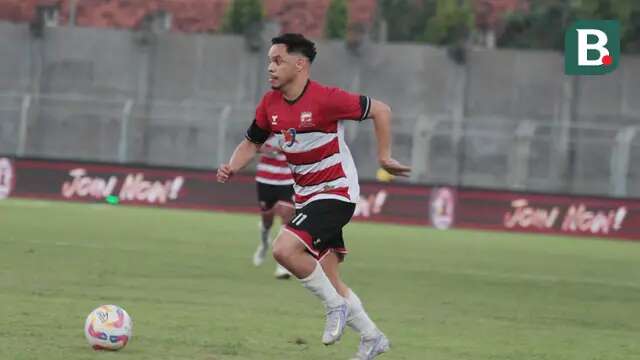 Striker Madura United, Lulinha, menggiring bola saat bertanding melawan Borneo FC pada pekan 32 BRI Liga 1 2024/2025 di Stadion Gelora Bangkalan, Sabtu (10/5/2025) malam WIB. (Wahyu Pratama)
