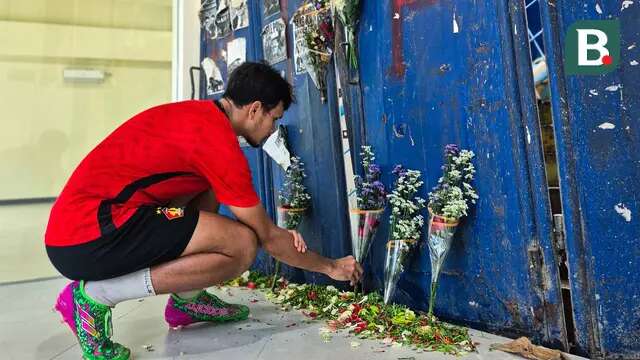 Tim Persik memanjatkan doa bagi korban tragedi Kanjuruhan sebelum latihan resmi menghadapi Arema FC. (Bola.com/Gatot Sumitro)