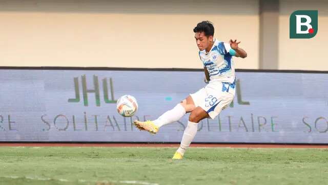 Pemain PSIS Semarang, Septian David Maulana melepaskan tendangan saat melawan Dewa United pada laga pekan ke-8 BRI Liga 1 2023/2024 di Stadion Indomilk Arena, Tangerang, Senin (14/8/2023). PSIS Semarang menang telak 4-1 atas Dewa United. (Bola.com/M Iqbal Ichsan)