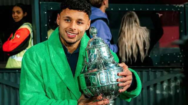 Dean James memamerkan trofi KNVB Beker musim 2024/2025. (Instagram Dean James).