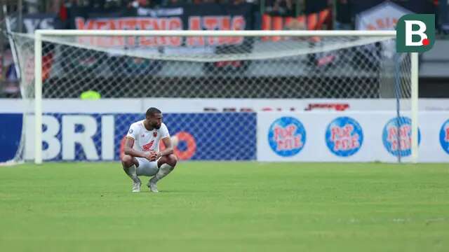 Pemain PSM Makassar, Yuran Lopes tertunduk lesu setelah ditaklukkan Persija Jakarta pada laga pekan ke-20 BRI Liga 1 2022/2023 di Stadion Patriot Candrabhaga, Bekasi, Rabu (25/1/2023). PSM Kalah dengan skor 2-4. (Bola.com/M Iqbal Ichsan)