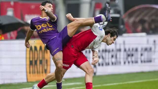 Dean James (kiri) dari Go Ahead Eagles dan Miguel Rodriguez dari Utrecht berebut bola selama pertandingan Eredivisie Belanda antara PSV Eindhoven dan Go Ahead Eagles di stadion Galgenwaard di Utrecht pada tanggal 15 Desember 2024. (Tobias Kleuver/ANP/AFP)