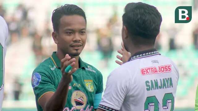Kapten Persebaya Surabaya, Muhammad Hidayat (kiri) saat tampil melawan PSS Sleman, Minggu (3/3/2024). (Bola.com/Aditya Wany)