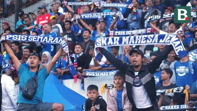 Suporter PSIS Semarang ketika mendukung klub kebanggaannya di Stadion Moch Soebroto, Magelang. (Bola.com/Vincentius Atmaja)