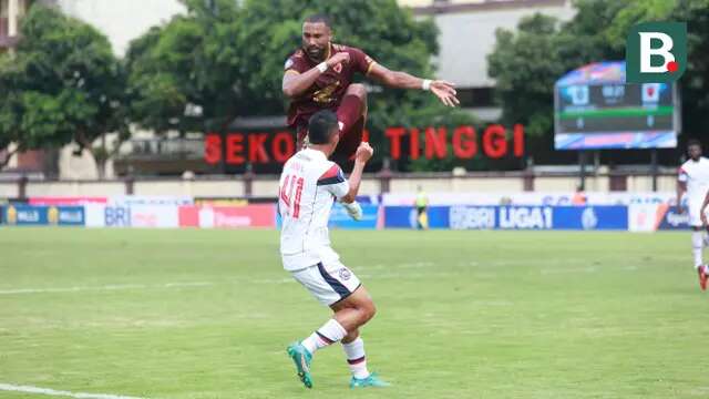 Yuran Fernandes (belakang) berduel dengan Dendi Sulistyawan pada laga Arema FC versus PSM Makassar dalam lanjutan BRI Liga 1 2022/2023, Sabtu (4/2/2023) sore WIB. (Bola.com/M. Iqbal Ichsan)