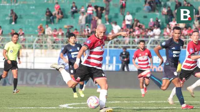 Youssef Ezzejjari mengeksekusi tembakan dari kotak penalti saat Madura United menjamu Borneo FC pada pekan 32 BRI Liga 1 2024/2025 di Stadion Gelora Bangkalan, Sabtu (10/5/2025) malam WIB. (Bola.com/Wahyu Pratama)