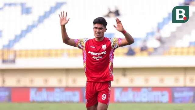 Ramadhan Sananta tidal melakukan selebrasi usai mencetak gol ke gawang mantan klubnya, PSM Makassar pada lanjutan pertandingan kedua group A Piala Presiden 2024 antara Persis Solo melawan PSM Makassar pada Senin (21/7/2024). (Bola.com/Abdul Aziz)