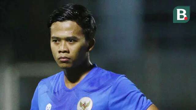 Edo Febriansyah - Tak banyak yang mengenal nama penggawa Persita ini. Maklum sang pemain baru berseragam Timnas Indonesia pada Piala AFF 2020. Dengan ketangguhan dan piawai membangun serangan dari belakang Edo bisa menjadi senjata rahasia skuad Garuda di ajang AFF nanti. (Bola.com/M Iqbal Ichsan)