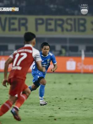 Setelah pulih dari cedera ligamen, Febri Hariyadi kembali tampil bersama Persib Bandung saat bersua Barito Putera pada laga pekan ke-32 BRI Liga 1 musim ini di Stadion Gelora Bandung Lautan Api, Jumat (9/5/2025) malam WIB. (dok. Persib Bandung)