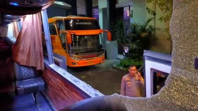 Kaca bus rombongan klub Persik Kediri pecah akibat dilempar batu oleh pknum suporter usai pertandingan lawan Arema FC di Stadion Kanjuruhan Malang pada Minggu, 11 Mei 2025 (Liputan6.com/Zainul Arifin)