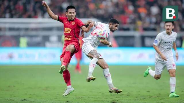 Pemain Persija Jakarta, Witan Sulaeman (kiri) berebut bola dengan pemain Persis Solo, Gonzalo Sebastian Andrada Acosta pada laga lanjutan BRI Liga 1 2024/2025 di Jakarta International Stadium (JIS), Jakarta Utara, Sabtu (24/08/2024). (Bola.com/Bagaskara Lazuardi)