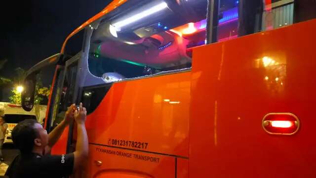 Bus klub Persik Kediri dilempar batu oknum suporter usai lawan Arema FC dalam laga lanjutan BRI Liga 1 2025/2025 di Stadion Kanjuruhan Malang, Minggu, 11 Mei 2025 (Liputan6.com/Zainul Arifin)