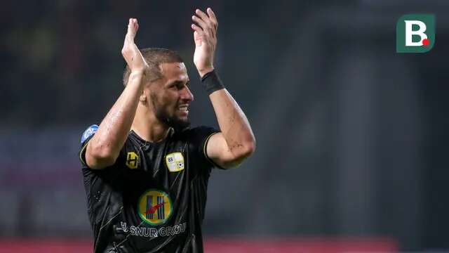 Pemain Barito Putera, Murilo Otavio Mendes memberikan aplaus kepada para penonton saat laga lanjutan BRI Liga 1 2023/2024 antara Persija Jakarta melawan Barito Putera di Stadion Patriot Candrabhaga, Bekasi, Sabtu (07/10/2023). (Bola.com/Bagaskara Lazuardi)