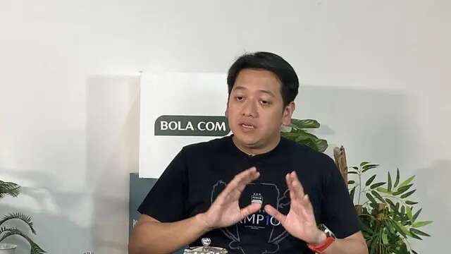Direktur olahraga Persib Bandung, Adhitia Putra Herawan menyambangi kantor Bola.com di KLY Youniverse, Gondangdia, Jakarta, Rabu (23/10/2024).