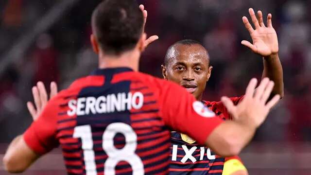 Serginho (membelakangi kamera) bakal jadi andalan Timnas China di Kualifikasi Piala Dunia 2026. (TOSHIFUMI KITAMURA / AFP)
