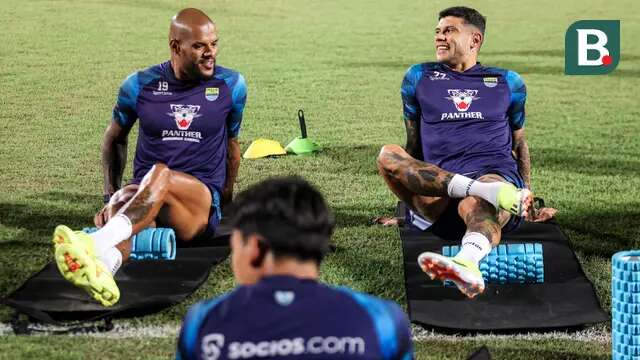 Pemain Persib Bandung, David Da Silva (kiri) berbincang dengan rekannya, Ciro Alves saat sesi official training di Stadion Gelora Bangkalan, Madura, Kamis (30/5/2024) jelang laga leg kedua final Championship Series BRI Liga 1 2023/2024 menghadapi Madura United, Jumat, 31 Mei 2024. (Bola.com/Bagaskara Lazuardi)