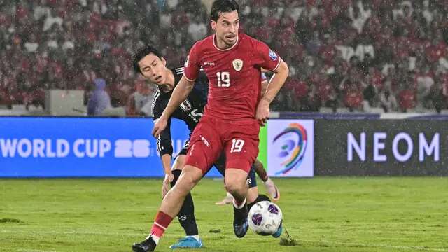 Gelandang Timnas Indonesia, Thom Haye mendapatkan pengawalan ketat dari gelandang Jepang, Daichi Kamada dalam laga Grup C Putaran Ketiga Piala Dunia 2026 di Stadion Utama Gelora Bung Karno, Jakarta, Jumat (15/11/2024). (AFP/Bay Ismoyo)
