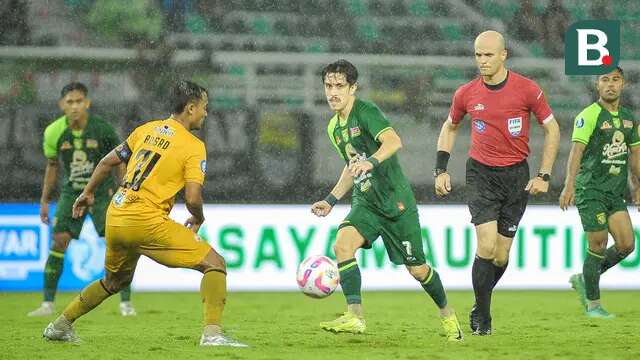 Pemain Persebaya Surabaya, Francisco Rivera, mengumpan bola membelah pertahanan Semen Padang pada pekan 32 BRI Liga 1 2024/2025 di Stadion Gelora Bung Tomo, Minggu (11/5/2025) malam WIB. (Bola.com/Aditya Wany)