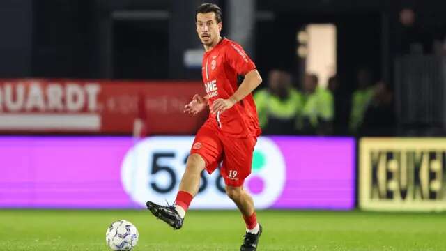 Thom Haye bermain untuk Almere City di Eredivisie 2024/2025. (Bola.com/almerecity.nl)