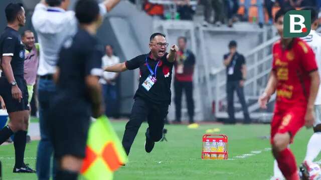 Ekspresi Pelatih Persija Jakarta, Ricky Nelson, saat pertandingan melawan Bali United pada laga BRI Liga 1 di Stadion Jakarta International Stadium (JIS), Jakarta, Sabtu (10/5/2025) malam WIB. (Bola.com/Abdul Aziz)