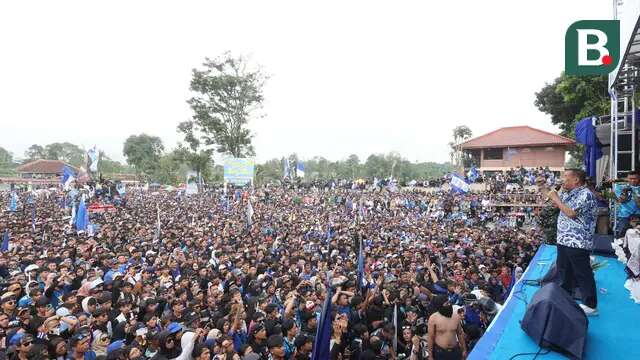 Komisaris PT Persib Bandung Bermartabat, Umuh Muchtar menyapa suporter persib bandung saat merayakan gelar juara BRI Liga 1 2023/2024 di kediamannya yang terletak di Tanjungsari, Sumedang, Minggu (02/06/2024). (Bola.com/M Iqbal Ichsan)