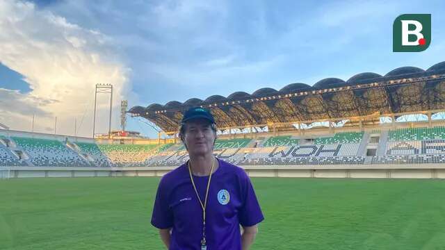 Pelatih PSS Sleman, Pieter Huistra seusai memimpin latihan tim di Stadion Maguwoharjo, Sleman. (Bola.com/Ana Dewi)