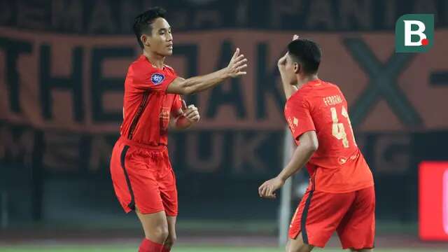 Selebrasi pemain Persija Jakarta, Muhammad Ferarri (kanan) bersama rekannya, Rizky Ridho setelah mencetak gol ke gawang Rans Nusantara FC pada laga pekan ke-16 BRI Liga 1 2023/2024 di Stadion Patriot Candrabhaga, Bekasi, Minggu (22/10/2023) malam WIB. (Bola.com/Abdul Aziz)