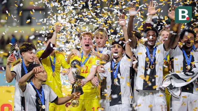 Jerman U-17 berhasil mengangkat trofi juara Piala Dunia U-17 2023 setelah mengalahkan Prancis U-17 lewat drama adu penalti, Sabtu (2/12/2023) malam WIB. Bertanding di Stadion Manahan, Konstantin Heide jadi man of the match serta menjadi pahlawan kemenangan Der Panzer. (Bola.com/Bagaskara Lazuardi)