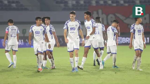 Para pemain PSIS Semarang terlihat lesu setelah takluk dari Persija Jakarta dalam lanjutan BRI Liga 1 2024/2025 di Stadion Indomilk Arena, Tangerang, Rabu (5/3/2025) malam WIB. (Bola.com/M. Iqbal Ichsan)