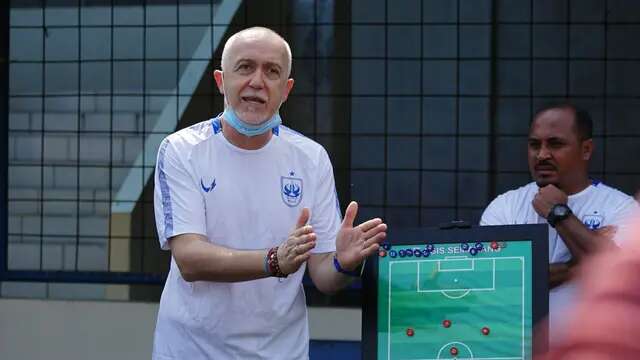 Pelatih PSIS Semarang, Dragan Djukanovic kembali berkumpul dengan para pemainnya dalam sesi latihan di Stadion Citarum, Jumat (19/3/2021). (Dok PSIS Semarang)