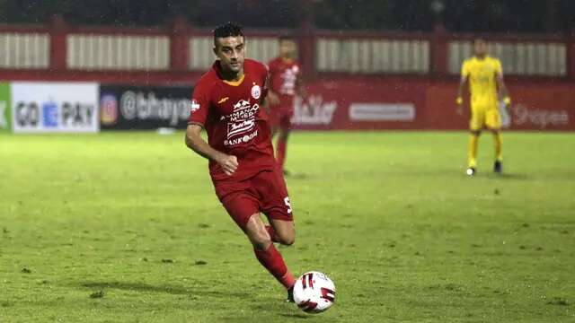 Otavio Dutra dikenal sebagai bek tengah yang tangguh dengan postur tinggi badan yang membantunya dalam memenangkan duel-duel udara. Pemain Persija Jakarta yang belum pernah dipanggil ke Timnas Indonesia era kepelatihan Shin Tae-yong. (Bola.com/Yoppy Renato)