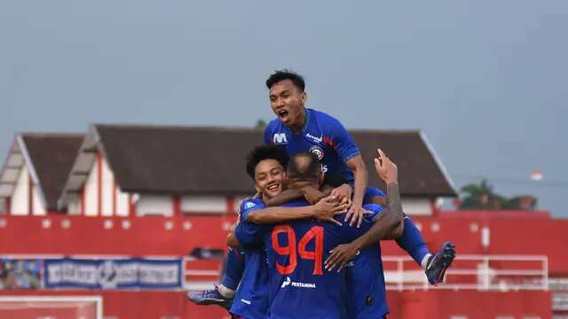 Pemain Arema, Arkhan Fikri, Achmad Maulana hingga Dalberto Luan merayakan kemenangan dari Malut United. (Bola.com/Iwan Setiawan)