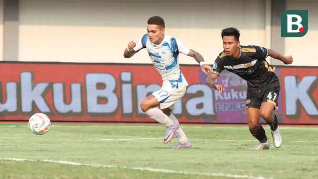 Pemain PSIS Semarang, Paulo Gali Freitas berusaha melewati pemain Dewa United, Agung Mannan pada laga pekan ke-8 BRI Liga 1 2023/2024 di Stadion Indomilk Arena, Tangerang, Senin (14/8/2023). PSIS Semarang menang telak 4-1 atas Dewa United. (Bola.com/M Iqbal Ichsan)