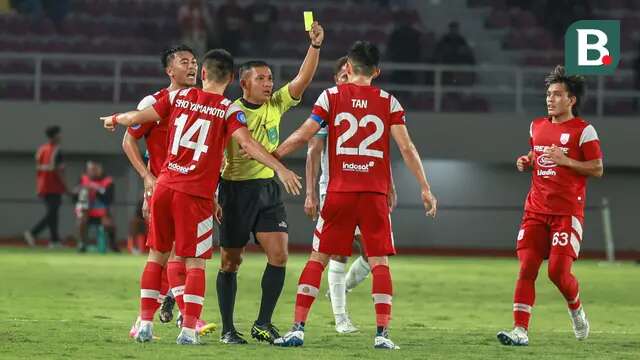 Pemain Persis Solo saat memprotes keputusan wasit yang memberikan kartu kuning kepada kaptennya, Sutanto Tan. Sutanto saat ini menjadi pemain yang paling banyak diganjar kartu kuning pada putaran pertama BRI Liga 1 2024/2025. (Bola.com/Radifa Arsa)