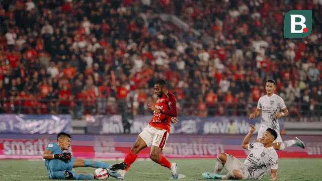 Pemain Bali United, Yabes Roni, berusaha melewati pertahanan Borneo FC dalam laga leg pertama perebutan tempat ketiga Championship Series BRI Liga 1 2023/2024 di Stadion Kapten I Wayan Dipta, Gianyar, Sabtu (25/5/2024). (Bola.com/Alit Binawan)